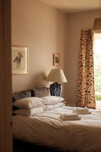 瑟斯克Thirsk Hall South Wing, North Yorkshire的一间卧室配有一张带灯和窗户的床