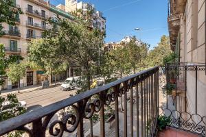 巴塞罗那Clandestino Suites的阳台享有城市街道的景致。