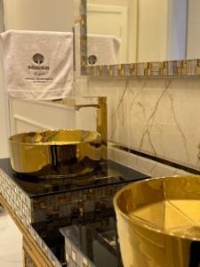 塔伊夫مساكن ميرنا的一个带金色水槽的柜台浴室