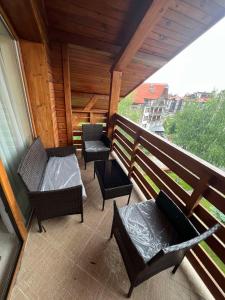 Bansko St Ivan Rilski Luxury Apartment 4 stars Free SPA & Mineral water的阳台或露台