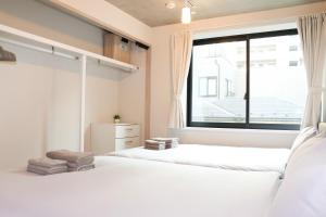 东京Seirai Asakusa Vacation Rental - 3 minutes from station的卧室设有两张床和大窗户