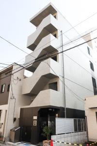 东京Seirai Asakusa Vacation Rental - 3 minutes from station的建筑的侧面有几何设计