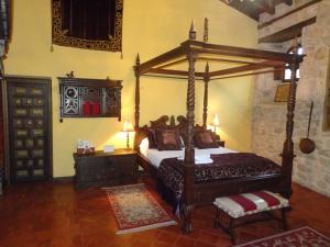 EscaladaLA CASONA DE ESCALADA的一间卧室,卧室内配有一张天蓬床