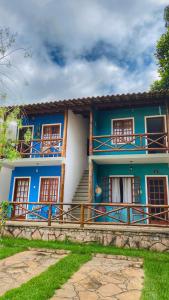 伦索伊斯Apartamento em Lencois - Bahia No 106的蓝色和白色的房子,前面有楼梯