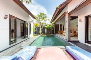 塞米亚克Villa Joylen Seminyak Bali的别墅后院的无边泳池