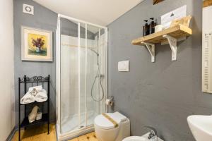 蒙赞巴诺敏西奥庭院住宿加早餐旅馆的带淋浴和卫生间的浴室