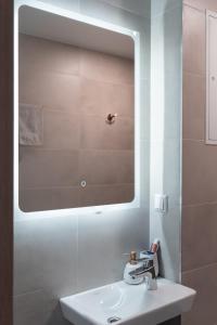 塔尔图Stiilne ja avar kodu Tartus, Riia 20的一间带水槽和镜子的浴室