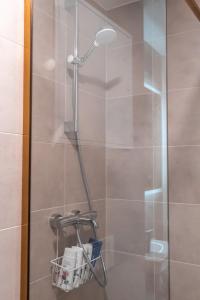 塔尔图Stiilne ja avar kodu Tartus, Riia 20的带淋浴的浴室,带玻璃门