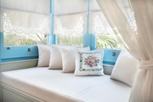 阿拉恰特阿拉恰特布拉马索乐精品酒店的白色的床、白色枕头和窗户