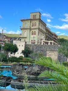 扎费拉纳-埃特内阿Casa vacanze al castello的一座大建筑,位于石墙顶部