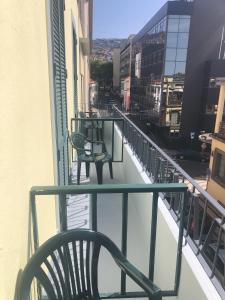 丰沙尔Funchal 19的大楼内的阳台配有2张长椅