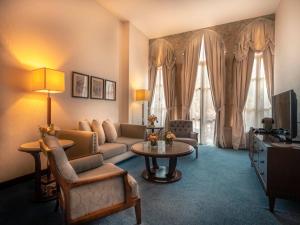 扎赫勒Grand Kadri Hotel - History Marked by Cristal Lebanon的客厅配有沙发和桌子