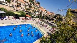 扎赫勒Grand Kadri Hotel - History Marked by Cristal Lebanon的一群人在游泳池里