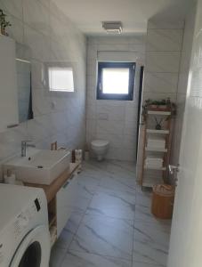 圣菲利普雅科夫Apartmani Zlata的白色的浴室设有水槽和卫生间。