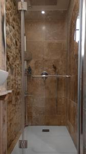 BonnellesLe Clocher de la Duchesse的浴室内配有淋浴和头顶淋浴