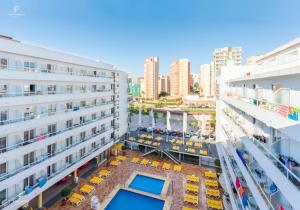贝尼多姆费斯塔港公园酒店的享有带游泳池的建筑的空中景致