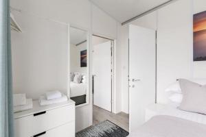 波特兰Upper Cliff Studio的白色卧室配有床和镜子