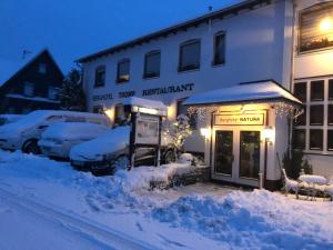 温特贝格Berghotel Natura Bed & Breakfast的前面有雪的建筑