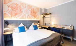 汉诺威YORS Boutique Hotel的酒店客房设有一张大床和一张书桌。