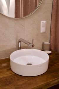 格蒙登exquisit home in historic vault的浴室设有白色水槽和镜子