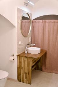 格蒙登exquisit home in historic vault的一间带水槽和镜子的浴室