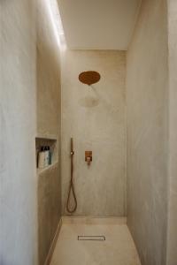 KerċemTuta Agrotourism的带淋浴喷头的浴室