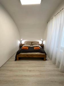 格蒙登exquisit home in historic vault的一间设有床铺的卧室,位于一间设有白色窗帘的房间