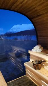 Nord-LenangenIdyllisk hus med sauna og jacuzzi, Lyngen的透过窗户可欣赏到雪山的景色