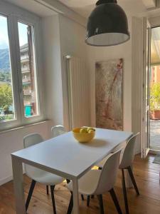奥梅尼亚Canottieri home的一张白色的餐桌,上面放着一碗水果