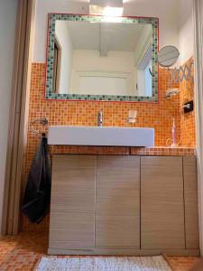 奥梅尼亚Canottieri home的一间带水槽和镜子的浴室