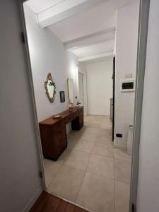 奥梅尼亚Canottieri home的走廊上的浴室设有梳妆台和镜子