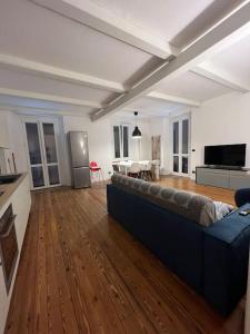 奥梅尼亚Canottieri home的一间大客厅,客厅里设有蓝色的沙发