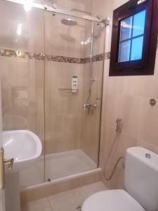 卡勒达德福斯特Casa Naturaleza 2的带淋浴、卫生间和盥洗盆的浴室