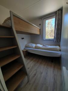 索尔陶Ferienpark Auf dem Simpel - Heide-Lodge 3的小房间设有双层床和窗户