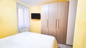 MontecelioMontecelio Luxury Apartment的卧室配有白色的床和橱柜。