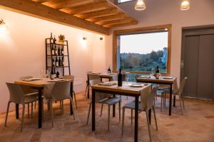 Ziano PiacentinoAgriturismo Cà Vida的一间带桌椅的用餐室和大窗户