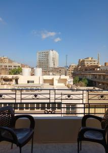开罗New Palace Hotel的市景阳台配有两把椅子