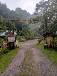 武吉丁宜Tapian Ratu Camp的一条土路,上面有标志,可以使土土都变得沙化