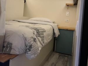 波哥大可瑞库旅舍的一张小床,位于带床边的小房间