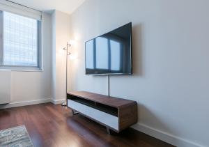 纽约Stunning 1BD 1BA At UES的客厅设有壁挂式平面电视。