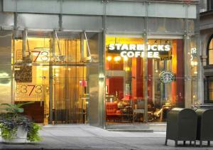 纽约Stunning 1BD 1BA At UES的橱窗前有星巴克咖啡标志的商店