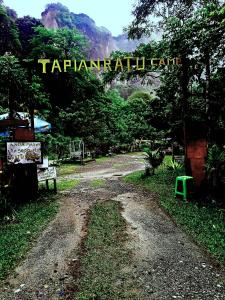 武吉丁宜Tapian Ratu Camp的一条土路,上面有标志,上面写着一个在中心读书的标志