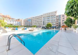 贝尼多姆奥罗港口景观酒店的一座建筑物中央的游泳池