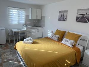 圣米格尔德阿沃纳Finca La Luz的一间带黄色床的卧室和一间厨房