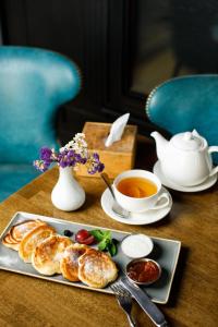 敖德萨弗拉波利酒店的餐桌,饭盘,茶杯