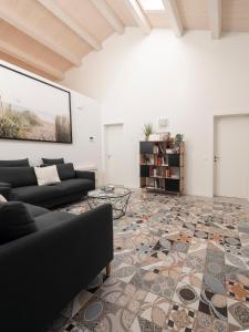 里米尼Zuara9Room Rimini的带沙发和瓷砖地板的客厅