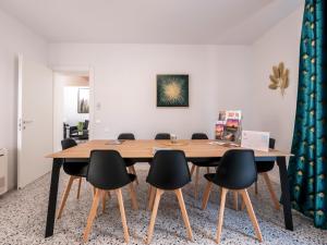 里米尼Zuara9Room Rimini的一间会议室,配有木桌和椅子