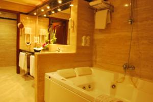 巴利亚多利德Hotel Conde Ansúrez的带浴缸和盥洗盆的大浴室