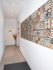 里米尼Zuara9Room Rimini的墙上挂着壁画的走廊