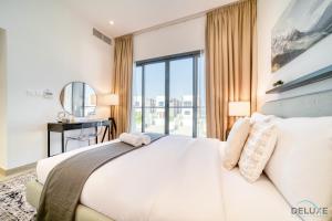 富查伊拉Luxury 4BR Villa with Assistant’s Room Al Dana Island, Fujairah by Deluxe Holiday Homes的卧室设有一张白色大床和一扇窗户。